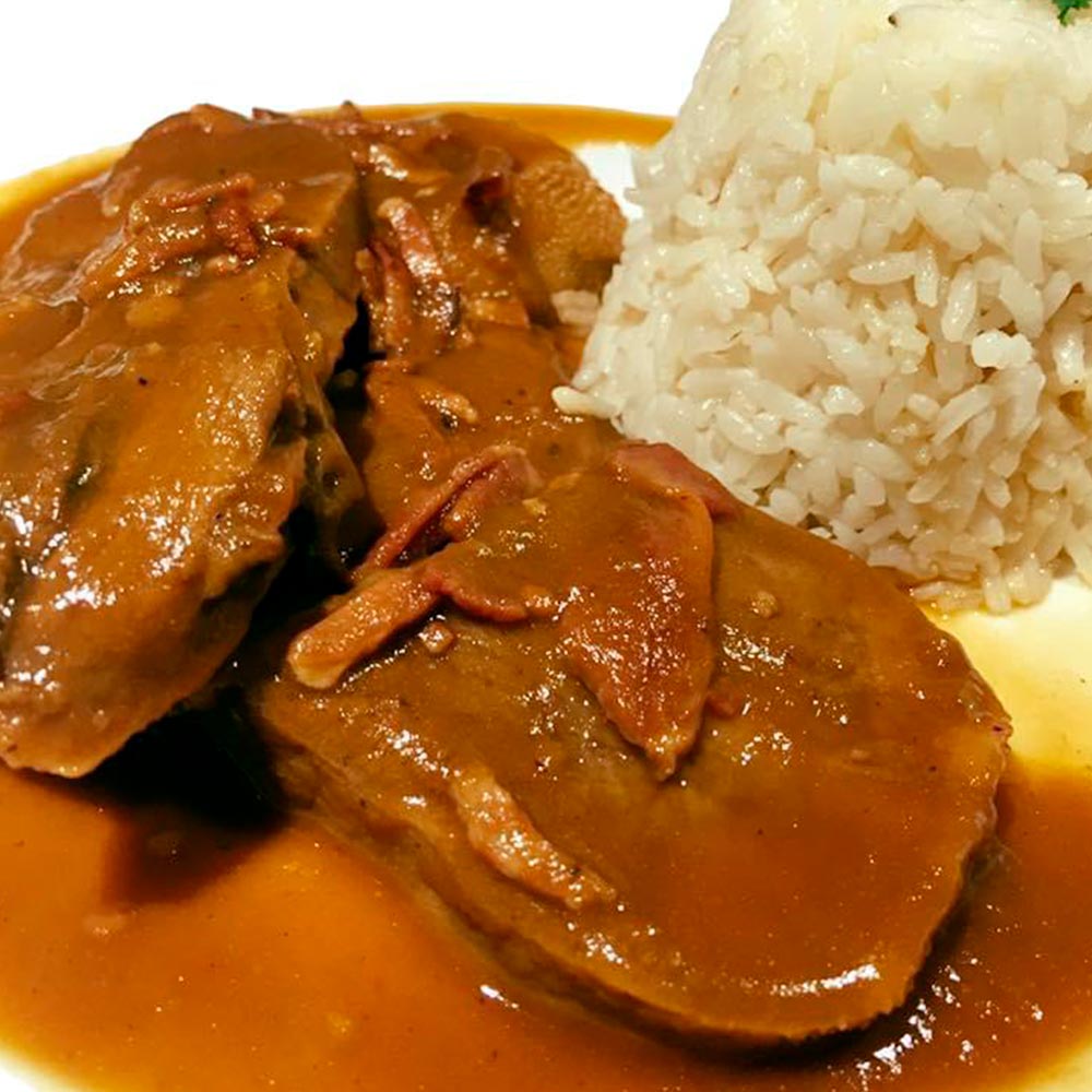 Lengua en Salsa de Cebolla y Tocino