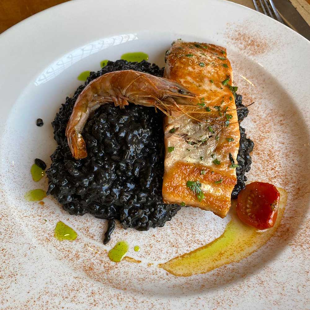 Salmón con Rissoto de Pulpo al Ajillo Nero